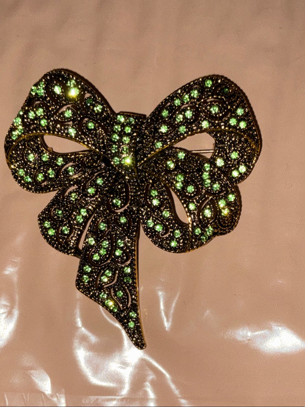 Vintage-NWOT Green Crystal GORGEOUS Bow Brooch